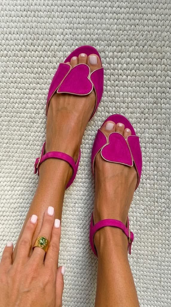Sandalias rosas de punta abierta con pulsera al tobillo y detalle de corazón