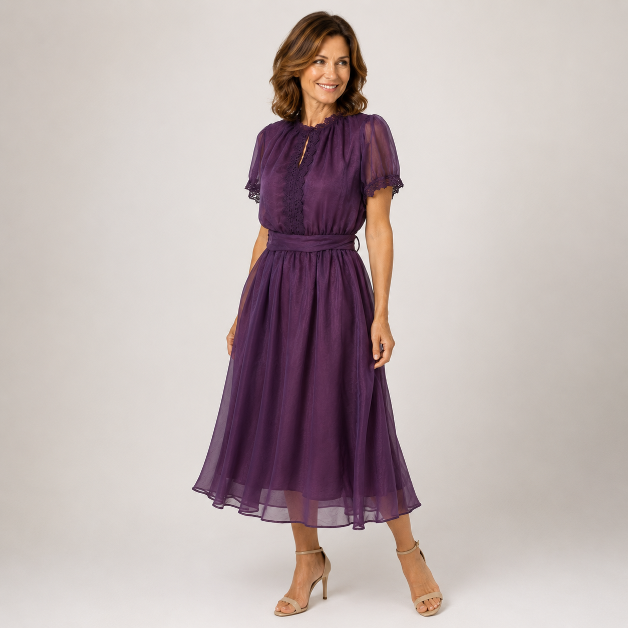 Flavia | Vestido Largo con Escote Gota y Borde de Encaje en Gasa