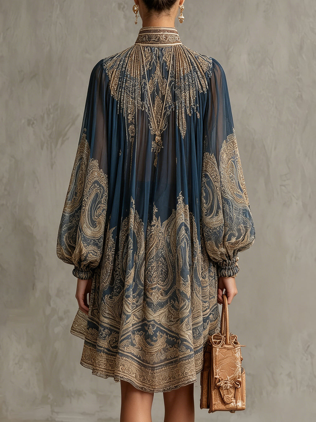 Agatha | Vestido corto asimétrico de muselina azul marino con cuello alto y estampado barroco