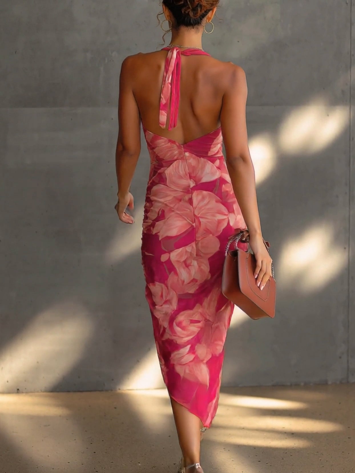 Mathilde | Vestido ajustado fucsia con estampado floral, drapeado lateral y abertura