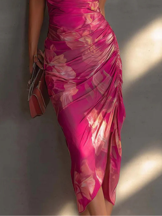 Mathilde | Vestido ajustado fucsia con estampado floral, drapeado lateral y abertura