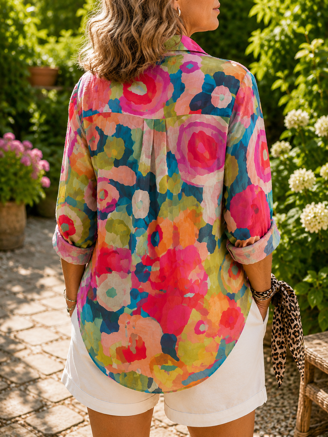 Deliane | Blusa Artistica Vibrante con Abbottonatura