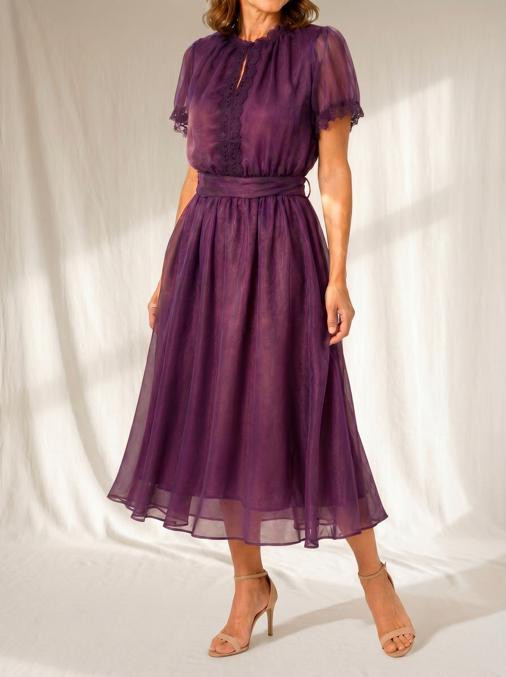 Flavia | Vestido Largo con Escote Gota y Borde de Encaje en Gasa