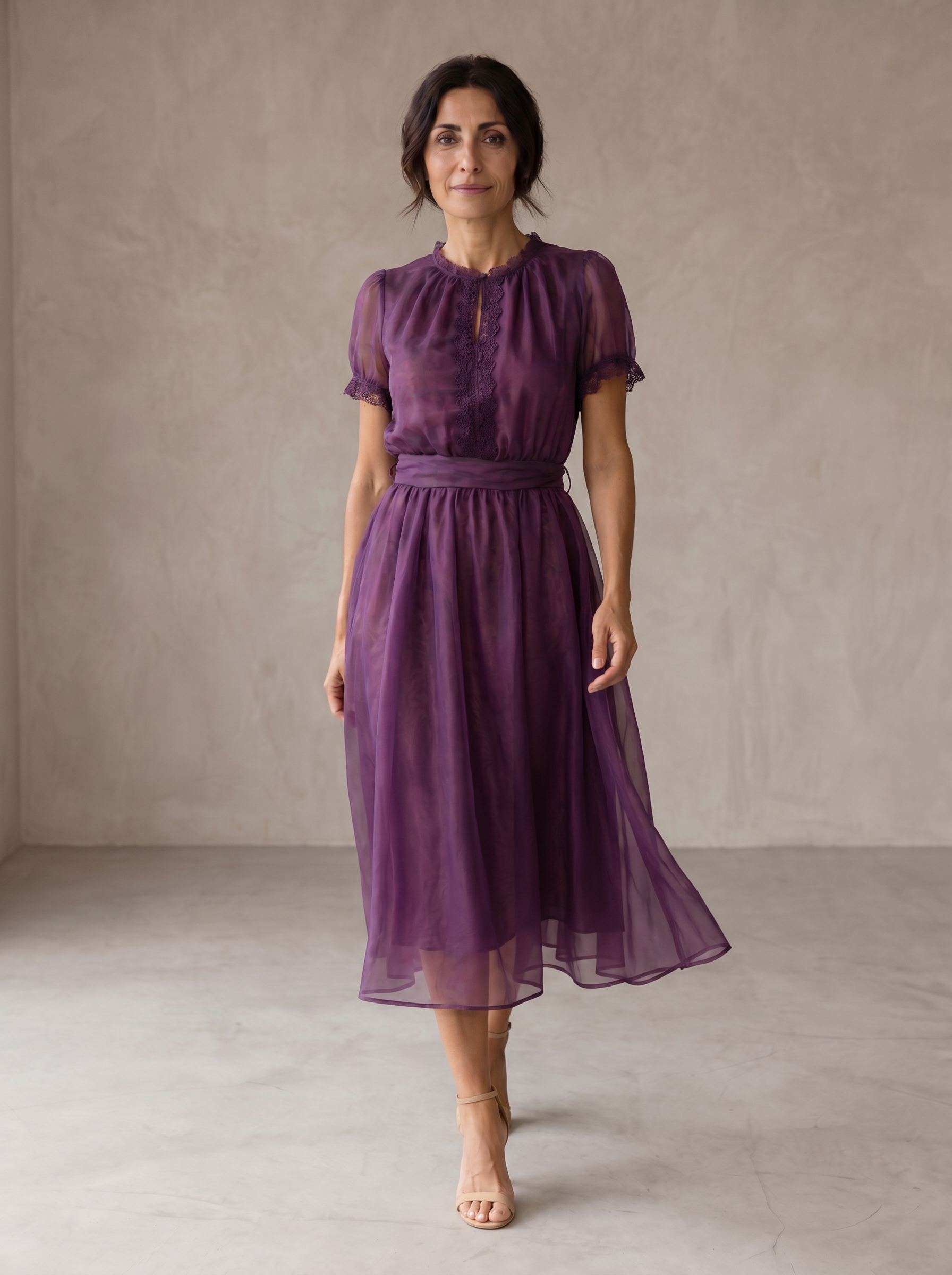Flavia | Vestido Largo con Escote Gota y Borde de Encaje en Gasa
